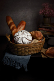 放在木篮子里的面包 欧包