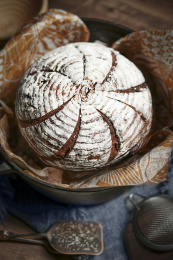 放在铸铁锅里的欧包 面包