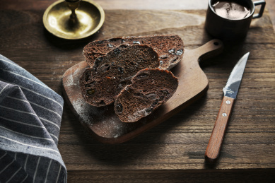 放在黑胡桃木砧板上的欧包切片