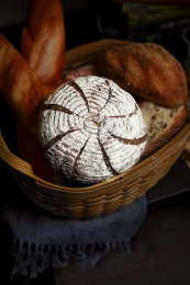 放在木篮子里的面包 欧包