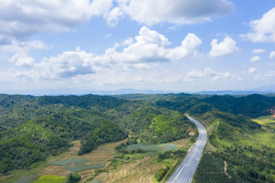 航拍江西郊外山谷与道路