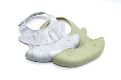 白色背景上的婴儿用绿色灰色硅胶围兜