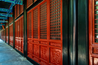 中国北京孔庙国子监正义堂的木格门窗