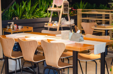 中式餐馆里整齐摆放的桌椅