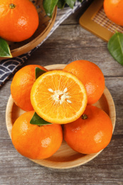 深木底上放着一盘武鸣沃柑