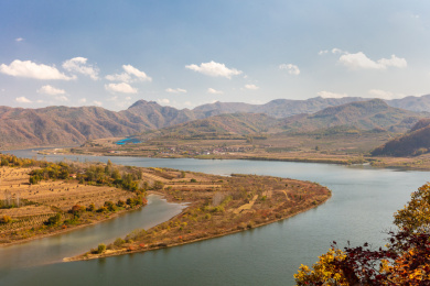 辽宁丹东宽甸大牛沟浑江月亮湾秋季风光