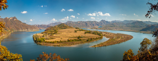 辽宁丹东宽甸大牛沟浑江月亮湾秋季风光