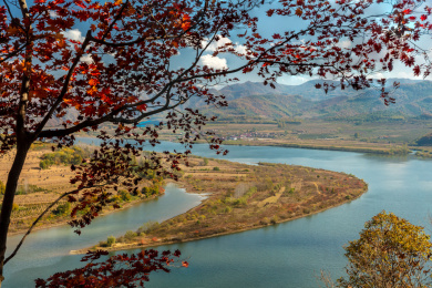 辽宁丹东宽甸大牛沟浑江月亮湾秋季风光