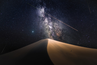中国甘肃鸣沙山流星