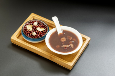 百合莲子红豆沙特写黑色背景