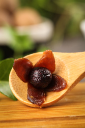 勺子上挖着一个去壳的高州桂圆肉