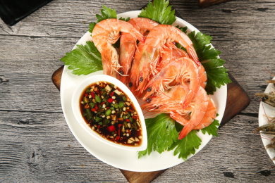 木垫上放着一盘白灼基围虾