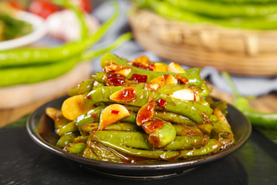 黑底上放着一盘蒜蓉炒线椒