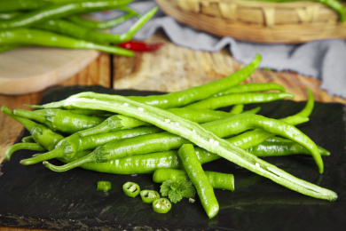 黑石板上放着一堆二荆条线椒