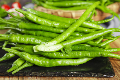 黑石板上放着一堆二荆条线椒