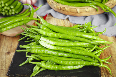 黑石板上放着一堆二荆条线椒