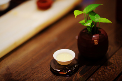 放在桌子上的茶具