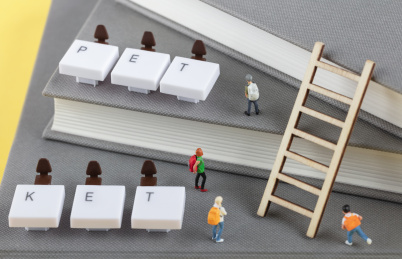 字母英语学习阶梯书本上的KET和PET