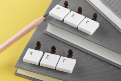 字母阶梯英语学习书本上的KET和PET