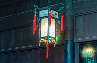 一盏中国古建筑传统的灯夜晚亮起