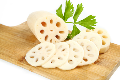 白底木板上放着切片脆藕