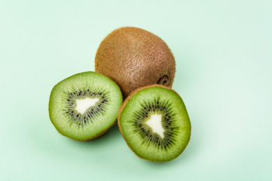 绿色背景上的猕猴桃