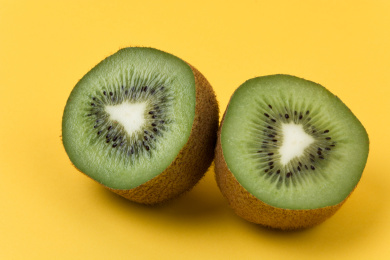 黄色背景上的猕猴桃