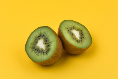 黄色背景上的猕猴桃