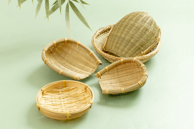 竹编制品竹簸箕特写绿色莫兰迪色系背景