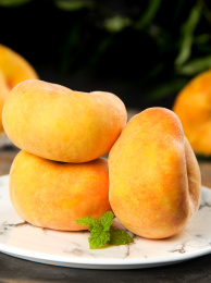 石盘上放着三个山东扁桃子