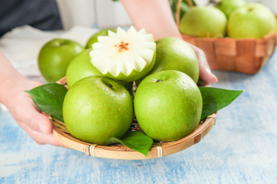 手上端着一蓝翠冠梨和一个半边切面的翠玉梨