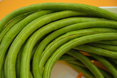 菜篮中新鲜的绿色的有机蔬菜豆角特写