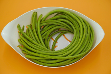 菜篮中新鲜的绿色的有机蔬菜豆角特写