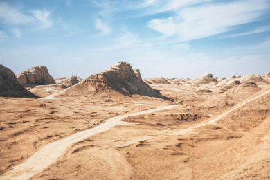 雅丹地貌的荒漠道路