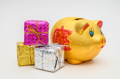 白色背景前的礼物和存钱罐