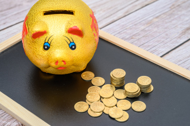 硬币和存钱罐组成的储蓄金融概念