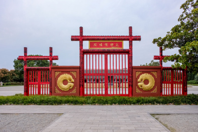 红色的殷墟博物馆牌坊