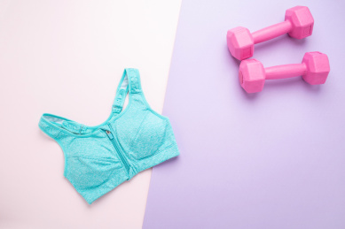 女性健身背心和哑铃       