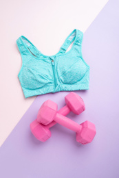 女性健身背心和哑铃       