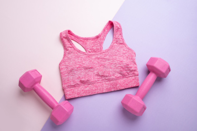 女性健身背心和哑铃       
