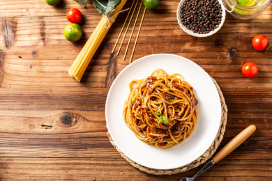 木板背景上满满一盘黑椒意面