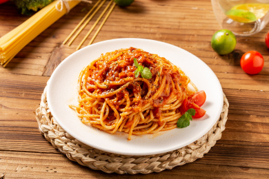 木板背景上满满一盘肉酱意面