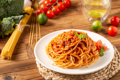 木板背景上满满一盘肉酱意面