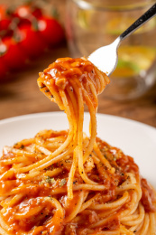 木板背景上满满一盘照烧意面