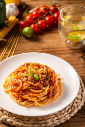 木板背景上满满一盘照烧意面