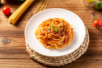 木板背景上满满一盘照烧意面