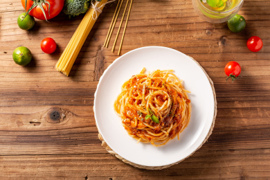 木板背景上满满一盘照烧意面