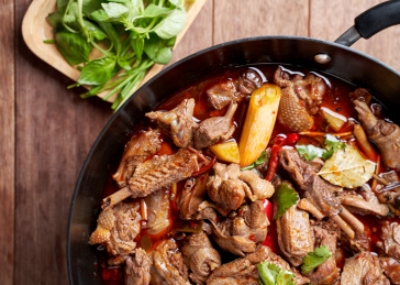 东北美食麻辣铁锅炖大鹅肉