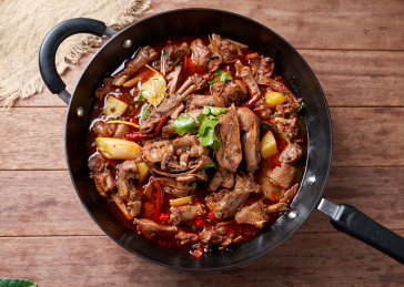 东北美食麻辣铁锅炖大鹅肉
