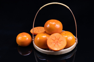 摆放着许多切开的金黄色脆柿子